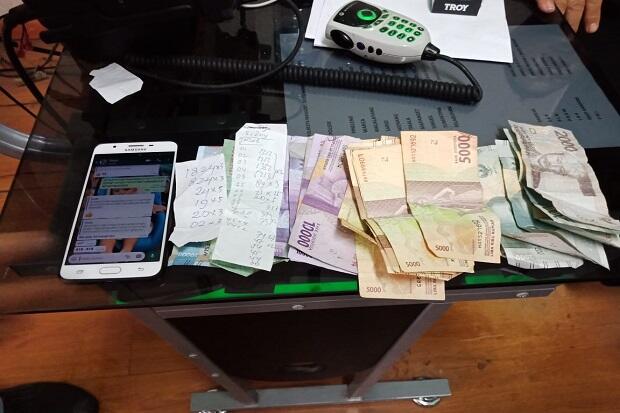 Jualan Togel di WC Umum, Pria Ini Tak Berkutik Diringkus Anggota Polresta Manado