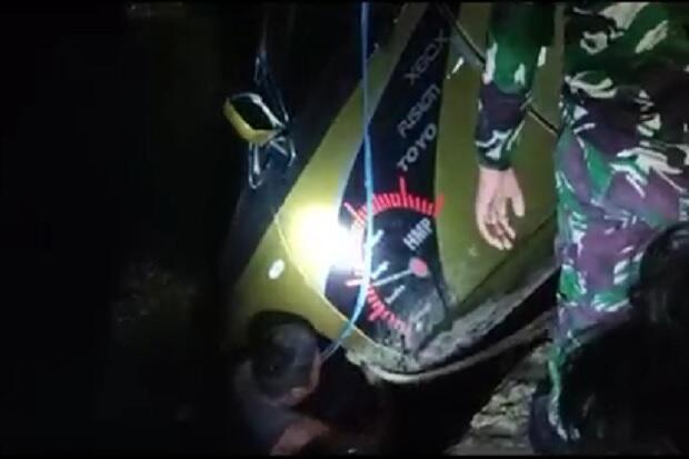 Pengemudi Wanita Baru Bisa Nyetir, Mobil Terjun ke Laut