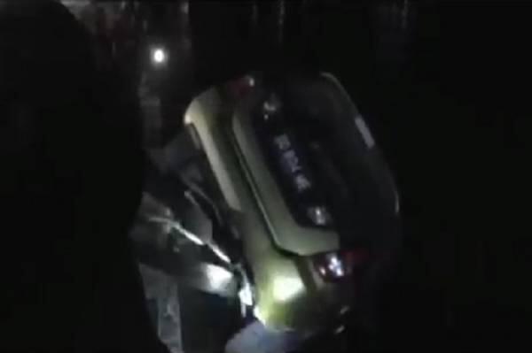 Pengemudi Wanita Baru Bisa Nyetir, Mobil Terjun ke Laut