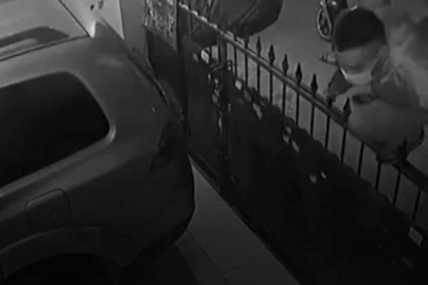 Kian Nekat, Maling Gasak Spion Mobil yang Terparkir di Garasi Rumah