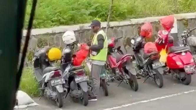 Lakukan Hal Sepele, Juru Parkir Ini Hasilkan Uang Lebih Banyak, Gan!