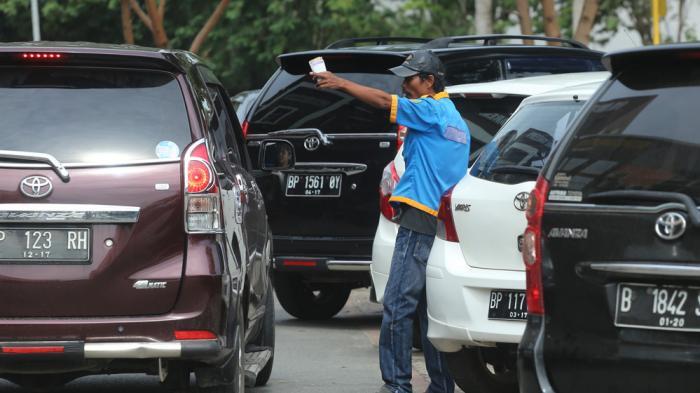 Lakukan Hal Sepele, Juru Parkir Ini Hasilkan Uang Lebih Banyak, Gan!