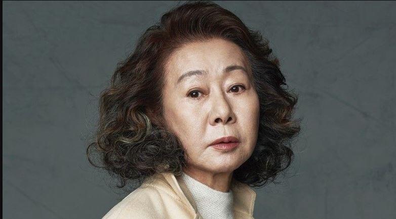 Youn Yuh Jung Bawa Pulang Piala Peran Pendukung Terbaik di 27th SAG Awards