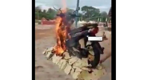 Ingin Masuk Surga, Pria Ini Rela Bakar Motor Miliknya