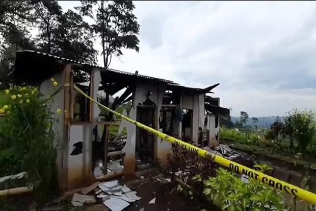 Warga Mengamuk Rusak dan Bakar Lokasi Pencabulan Gara-gara Guru Ngaji Gauli Muridnya