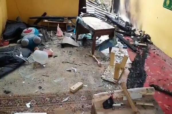 Warga Mengamuk Rusak dan Bakar Lokasi Pencabulan Gara-gara Guru Ngaji Gauli Muridnya