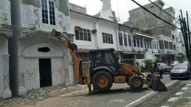 Rusak Cagar Budaya, Bangunan Tanpa IMB di Kota Medan Dihancurkan