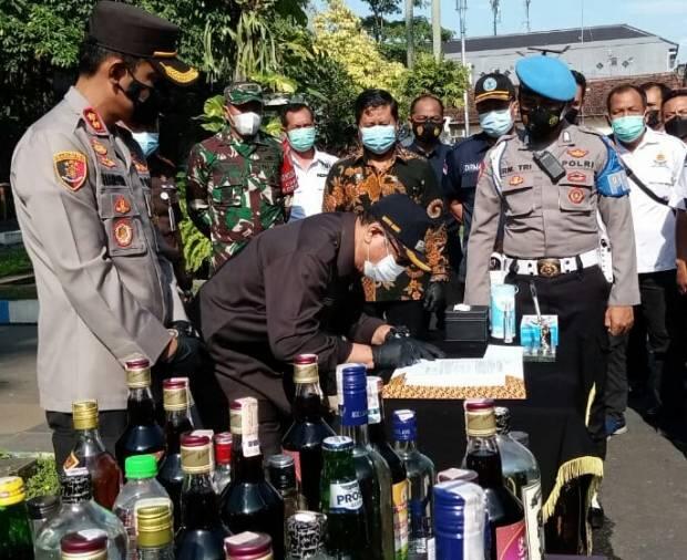 Ribuan Botol Miras Seharga Ratusan Juta Digilas Bak Aspal di Tulungagung