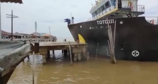 Hilang Kendali, Kapal Besi Hantam Dermaga Kampung Laut Jambi