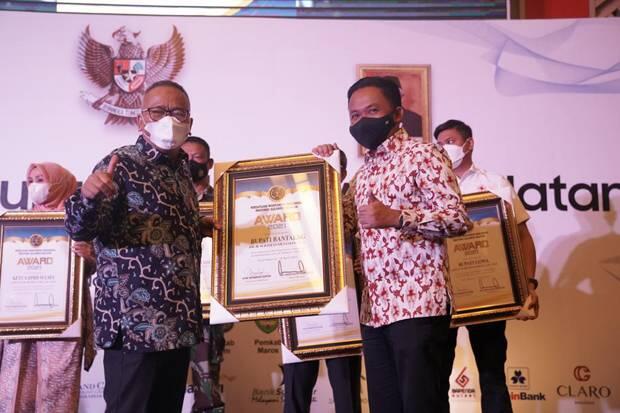 PWI Sulsel Beri Penghargaan Tokoh Peduli Pers untuk Ilham Azikin