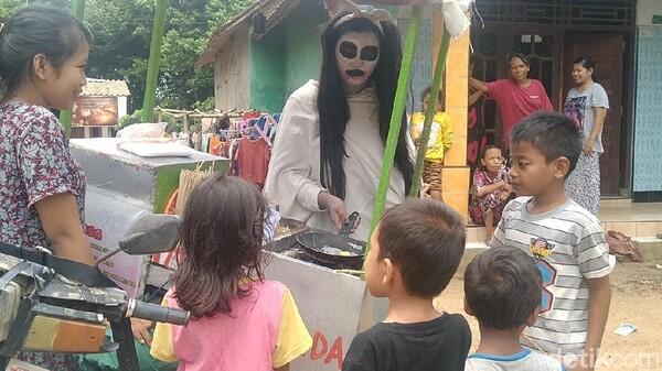 Ada Kuntilanak Jualan Papeda, Mau Beli?