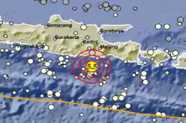 Minggu Pagi Gempa Bermagnitudo 5,5 Kembali Mengguncang Malang, Warga Berhamburan