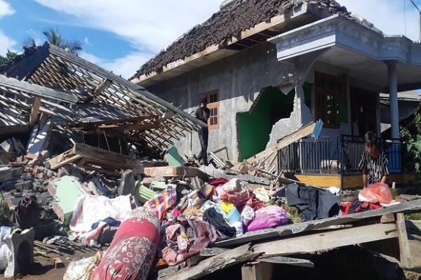Semangat Itu Masih Menyala di Antara Puing Berserakan Sisa Guncangan Gempa Malang