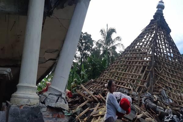 Semangat Itu Masih Menyala di Antara Puing Berserakan Sisa Guncangan Gempa Malang