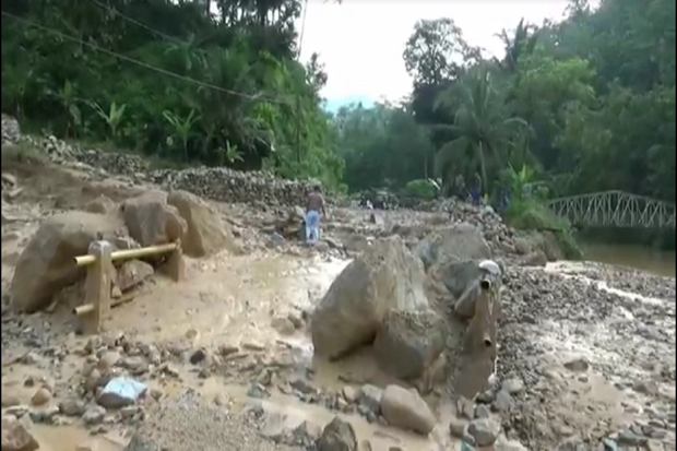 Longsor Batu dan Lumpur Tutup Jalur Antar Desa di Pacitan, Ratusan Warga Terisolir