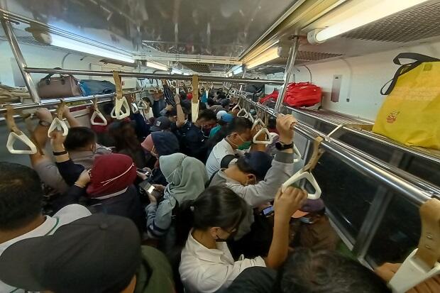 Jelang Salat Terawih Perdana Malam Ini, Begini Penampakan di KRL Commuter Line