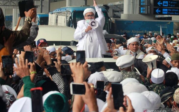 Saksi: Ratusan Ribu Massa Jemput Kedatangan Rizieq di Bandara Soekarno