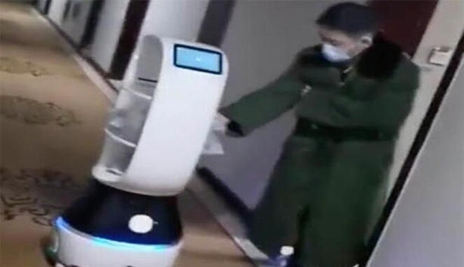 Teknologi Wah Di Tengah Wabah: Robot Perawat Rumah Sakit