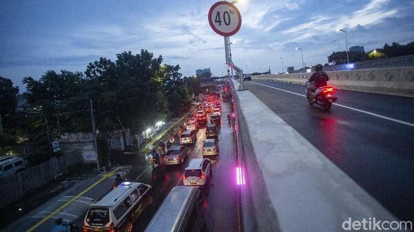 Bahaya! Masih Ada Pemotor Lawan Arah di Flyover Tapal Kuda Jaksel