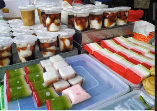 Tradisi Berbagi Takjil Untuk Buka Puasa Ke Masjid Besar Setiap Momen Ramadan 