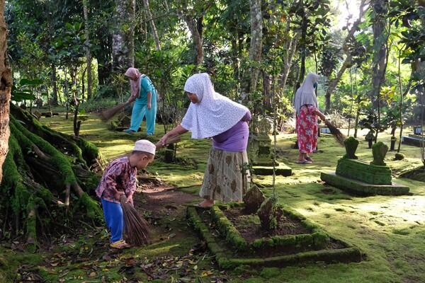 Bersih-bersih Makam Dan Nyekar, Tradisi Warga Malang Menjelang Ramadhan Tiba
