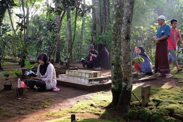 Bersih-bersih Makam Dan Nyekar, Tradisi Warga Malang Menjelang Ramadhan Tiba