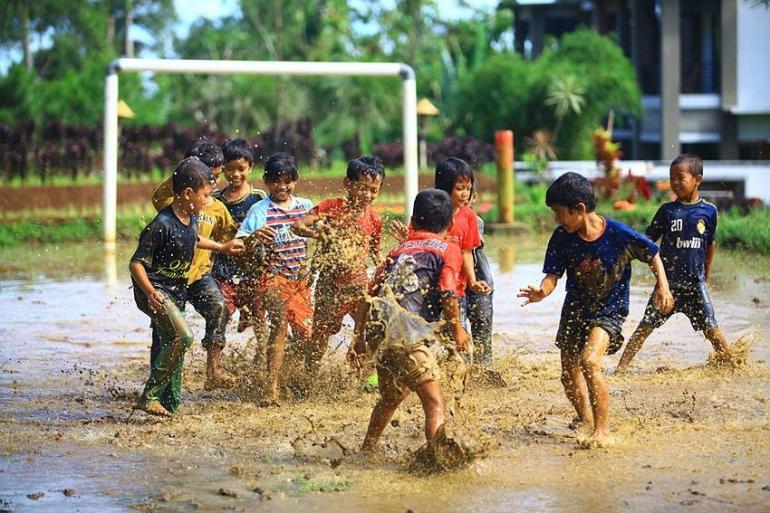 Kilas Balik Masa Kecil Anak Laki-Laki Di Momen Ramadhan