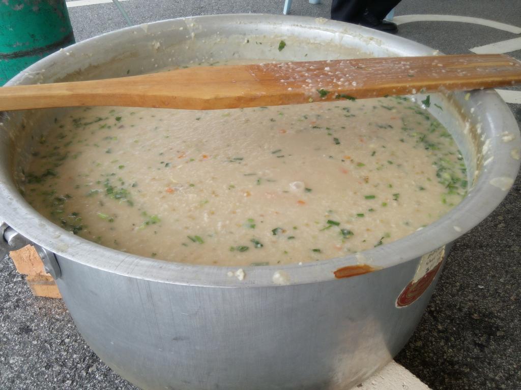 Tradisi Masak Bubur Rempah Di Kuali Besar Ini Membuat Ramadan Terasa Spesial Gan