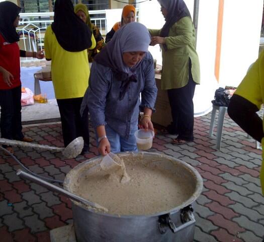 Tradisi Masak Bubur Rempah Di Kuali Besar Ini Membuat Ramadan Terasa Spesial Gan