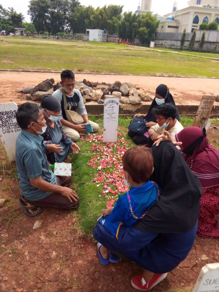 Nyekar Tahun Ini Menguras Air Mata Cuk!