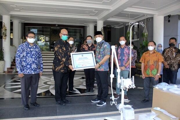 PT HM Sampoerna Serahkan Alat Terapi Pernapasan ke Pemkot Surabaya, Ini Fungsinya