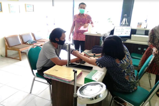 Tim Tabur Kejari Tanjung Perak Eksekusi Terpidana Kepabeanan Dion Meiriono