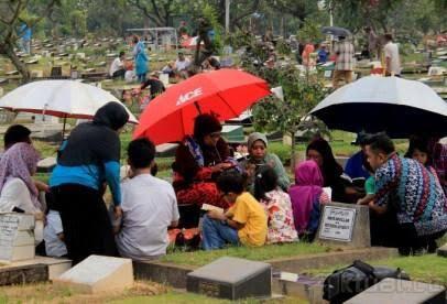 Tradisi Nyekar Jelang Ramadan? Begini Lho Asal Muasalnya!