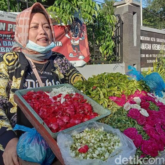 Tradisi Nyekar Jelang Ramadan? Begini Lho Asal Muasalnya!