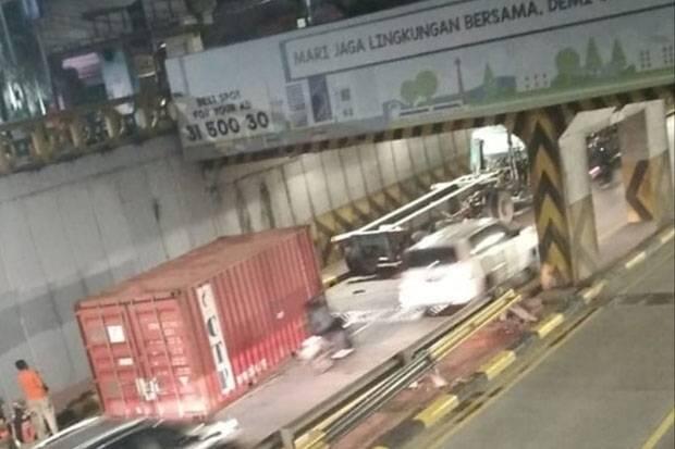 Boks Kontainer Terlepas dari Badan Truk di Underpass Tanah Abang