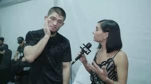 Khabib Di Wawancara Wanita Ini Terlihat Risih, Kenapa ?