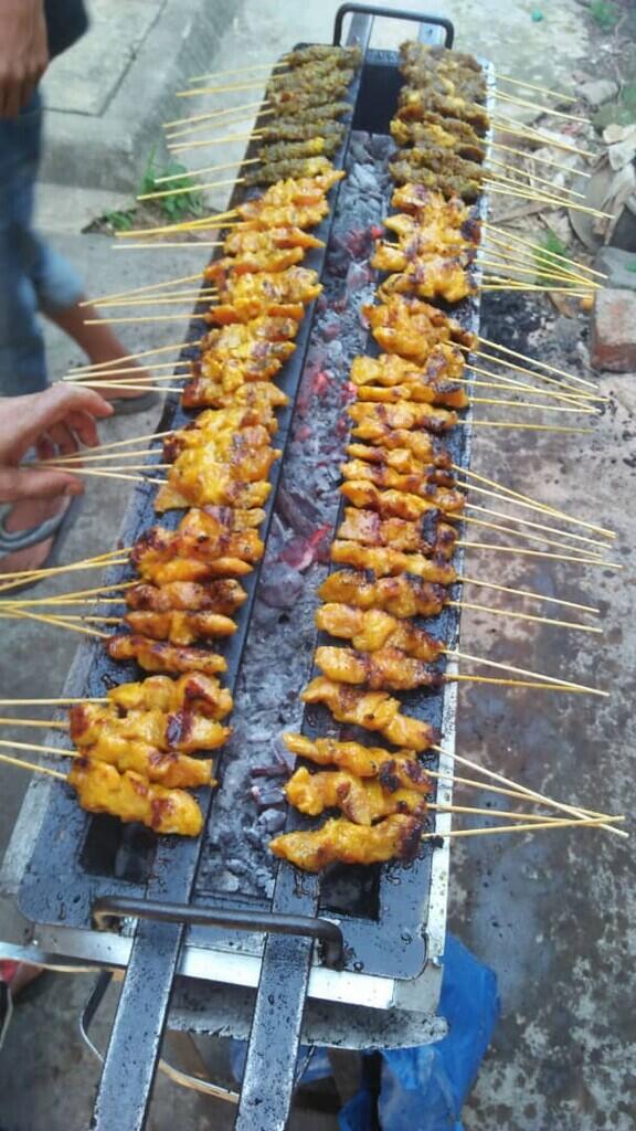 Makan Sate Bersama, Tradisi Sambut Ramadan Yang Selalu Dinanti Warga