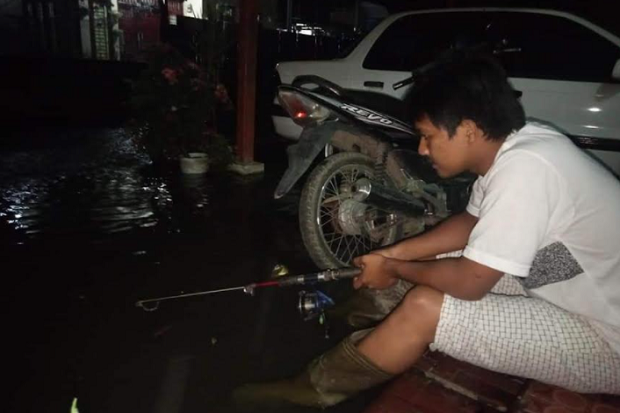 Kesal Terdampak Banjir, Warga Panyabungan Ini Mancing Ikan di Teras Rumah
