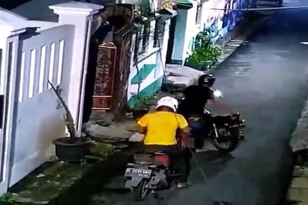Gasak RX King Seharga Rp40 Juta, Aksi 2 Maling di Koja Ini Terekam CCTV