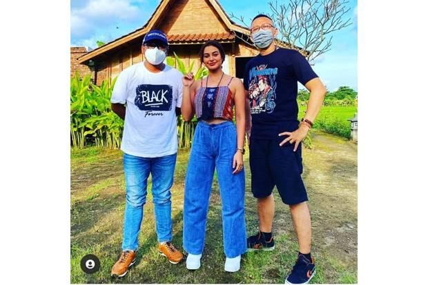 Lama Tak Ada Kabar, Abu Janda Unggah Foto Bersama Istri Jerinx