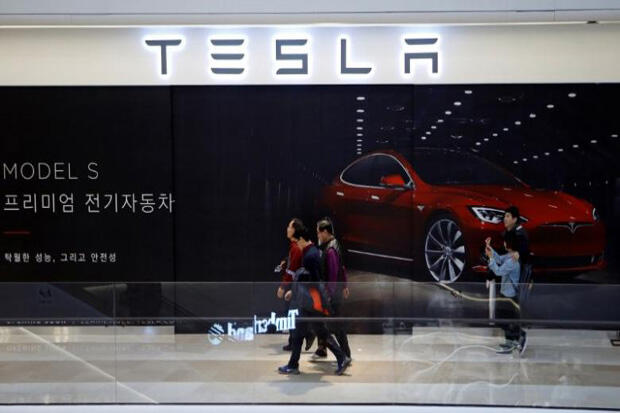 Saham Tesla Jatuh Usai Kecelakaan Fatal, Wall Street Menjauhi Rekor Tertinggi
