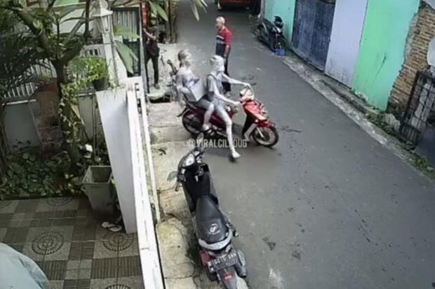 Kondisi Ramai, 2 Manusia Silver Nekat Gasak Motor di Cipulir