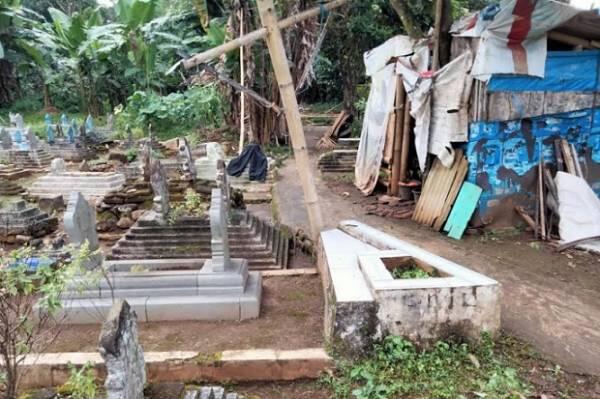 Tebus Dosa, Kakek 102 Tahun di Kuningan Pilih Tinggal di Gubuk Dekat Makam