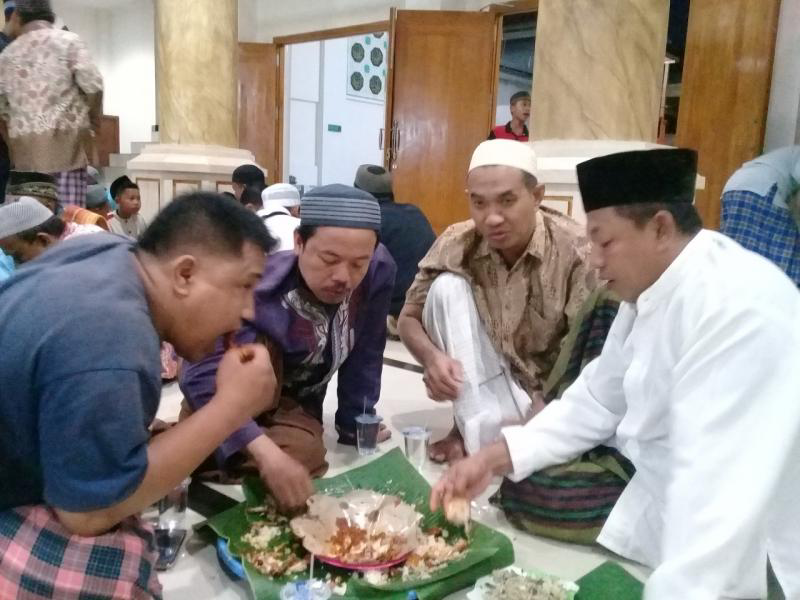 Megibung, Budaya Makan Bersama Untuk Berpuasa Bersama Di Bali