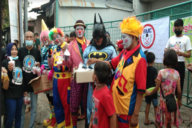 Batman dan Badut Turun ke Jalan Bagikan Takjil Berbuka Puasa