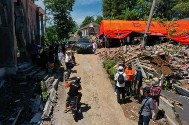 Pos Indonesia Salurkan Bantuan untuk Korban Bencana Bumi di Lumajang