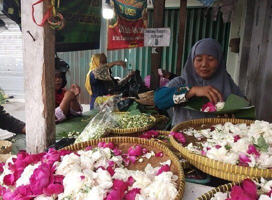 Ingat Ramadhan, Ingat Nyekar ! Tradisi Kuno Yang Wajib Terus Dilestarikan.
