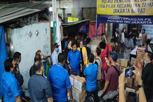 Ketua Umum DPP KNPI Serahkan Bantuan Bagi Korban Kebakaran Taman Sari