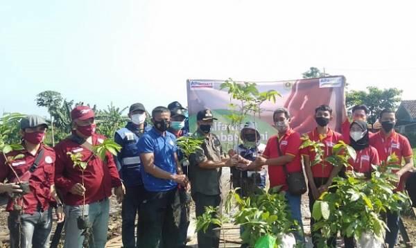 Hari Bumi, Alfamart Tanam Ratusan Bobit Pohon di Bantaran Kali Cidepit Bogor