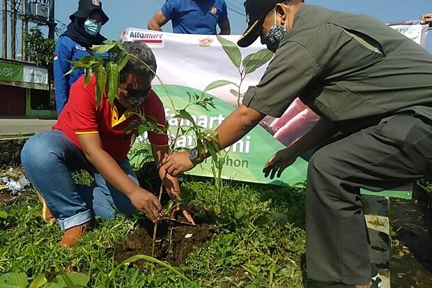Hari Bumi, Alfamart Tanam Ratusan Bobit Pohon di Bantaran Kali Cidepit Bogor